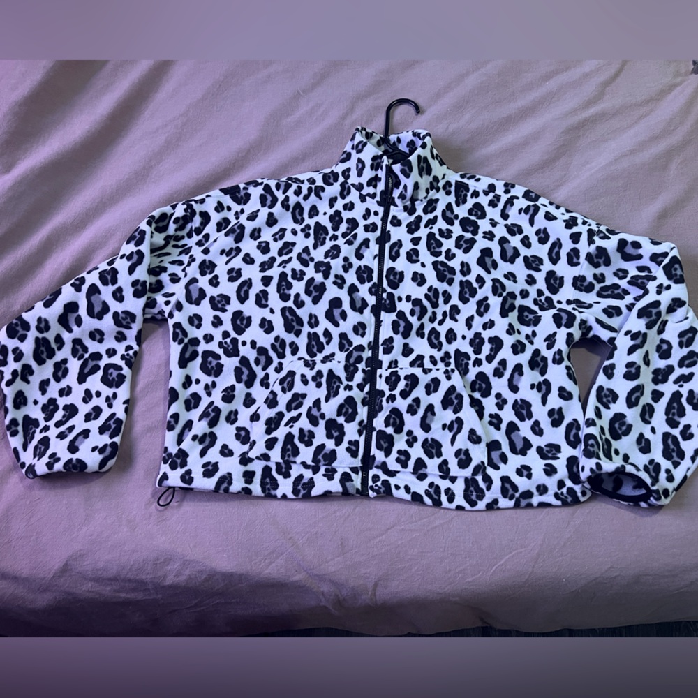 M Fabletics leopard long crop zip up